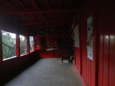 満願寺の奥の院内部