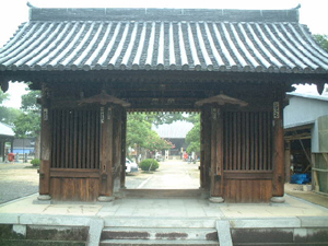 本山寺の仁王門