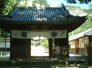 八栗寺の仁王門